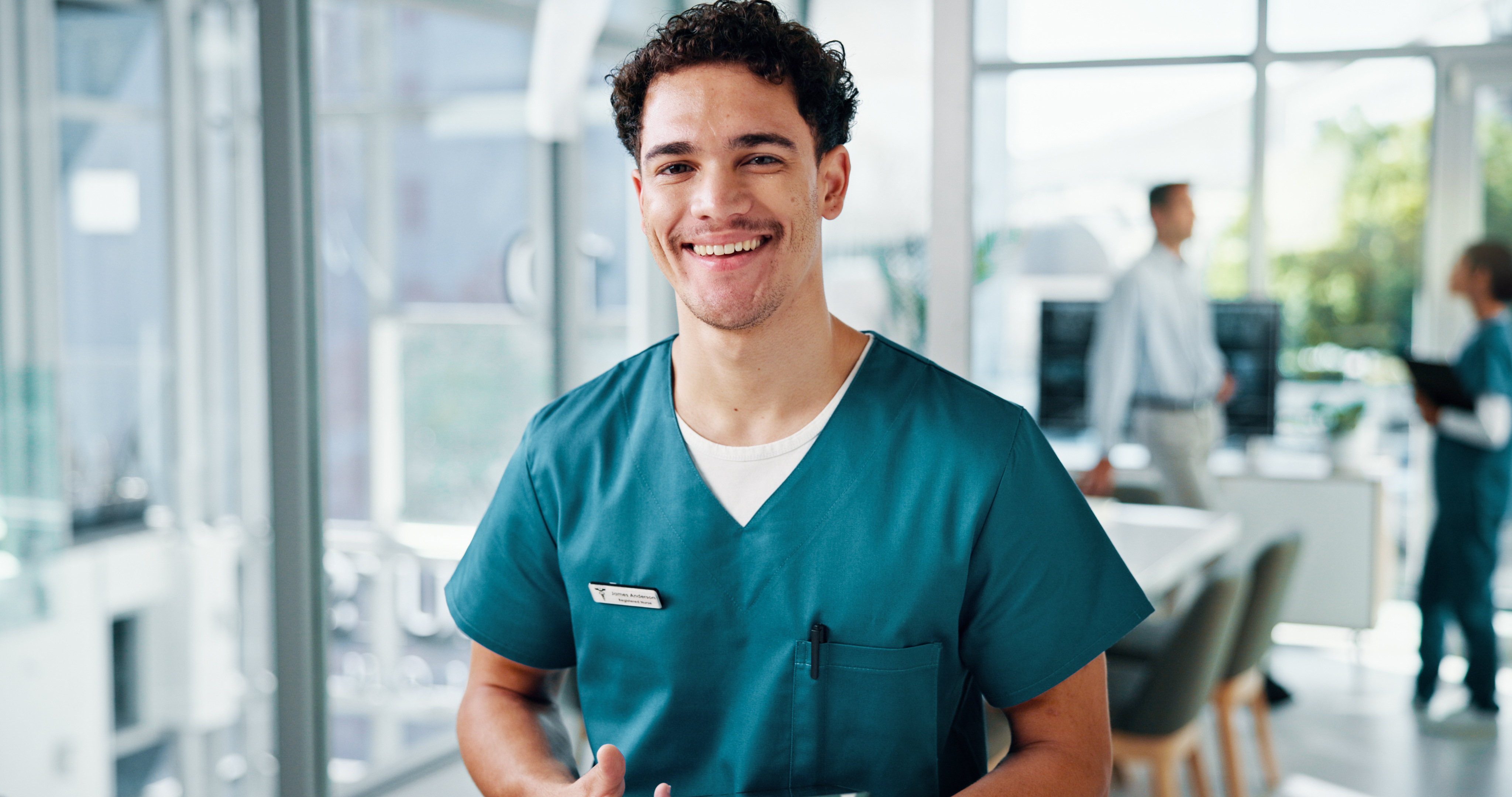Profissional de saúde sorrindo em consulta